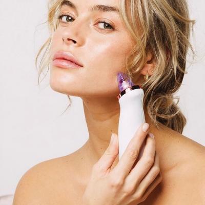 Tjej som använder pormaskborttagare