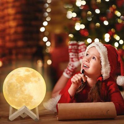 Månlampa som ett barn tittar på